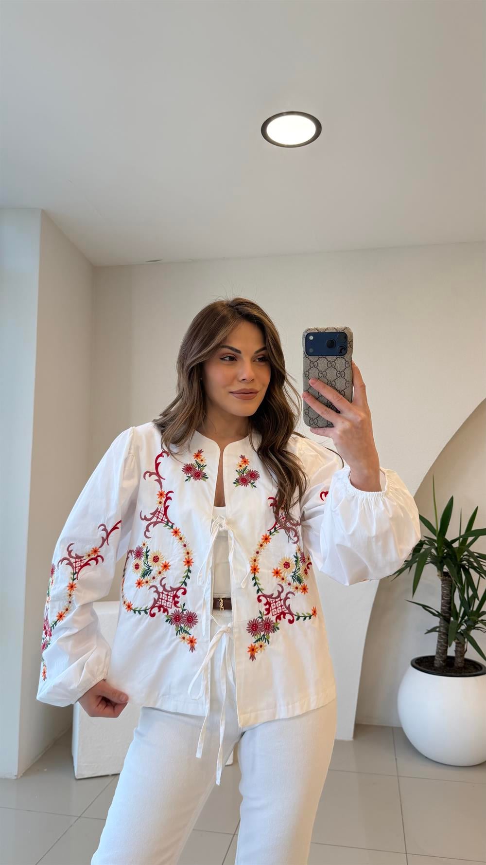 İŞLEMELİ BEYAZ CEKET 