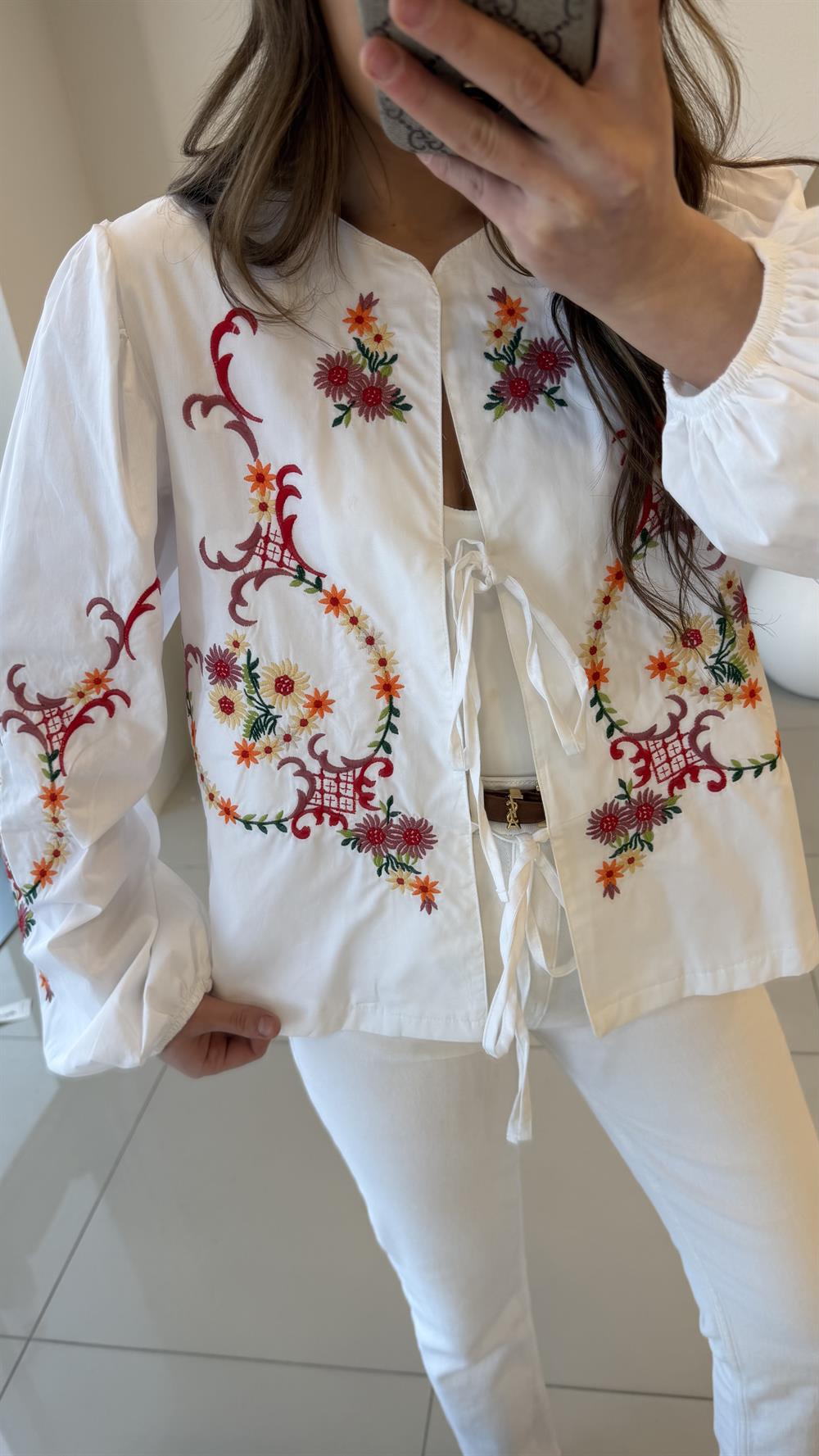 İŞLEMELİ BEYAZ CEKET 