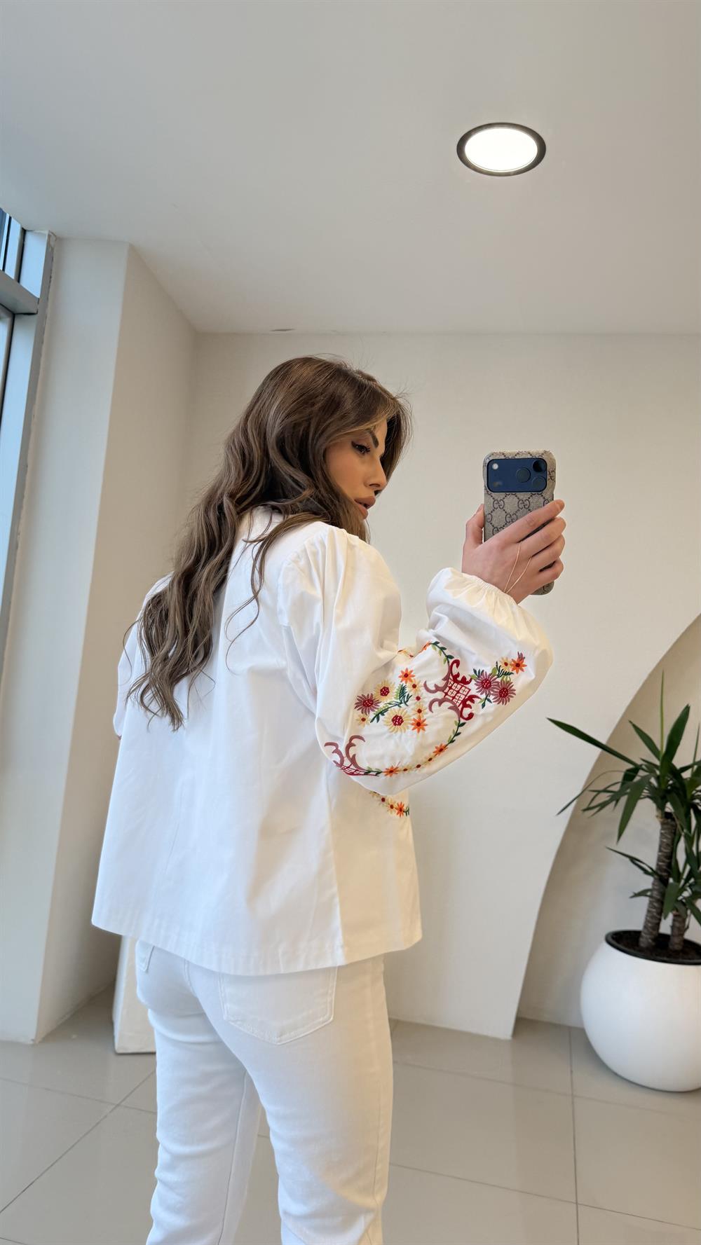 İŞLEMELİ BEYAZ CEKET 