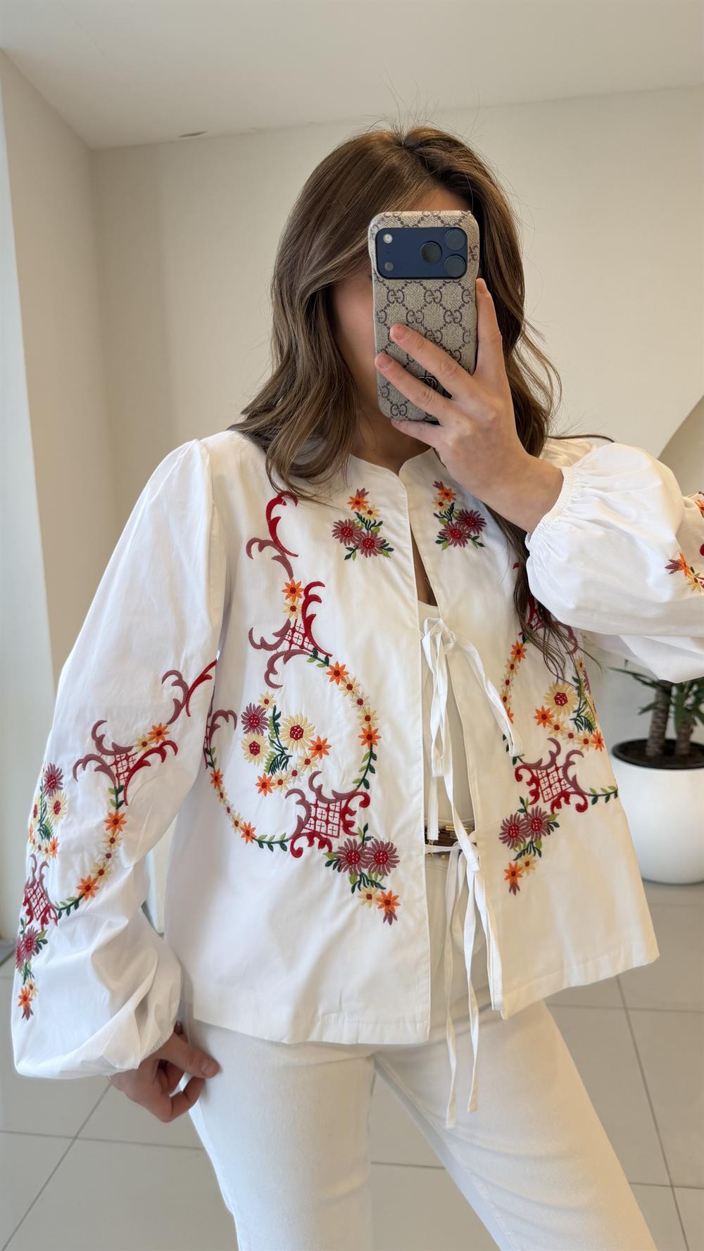 İŞLEMELİ BEYAZ CEKET 