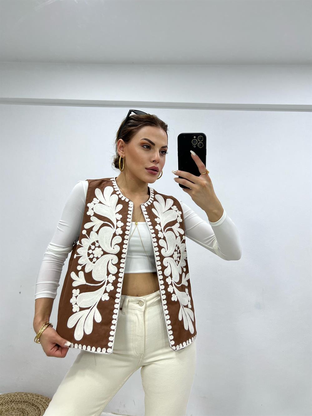 Kahve Tasarim İşlemeli̇ Yelek