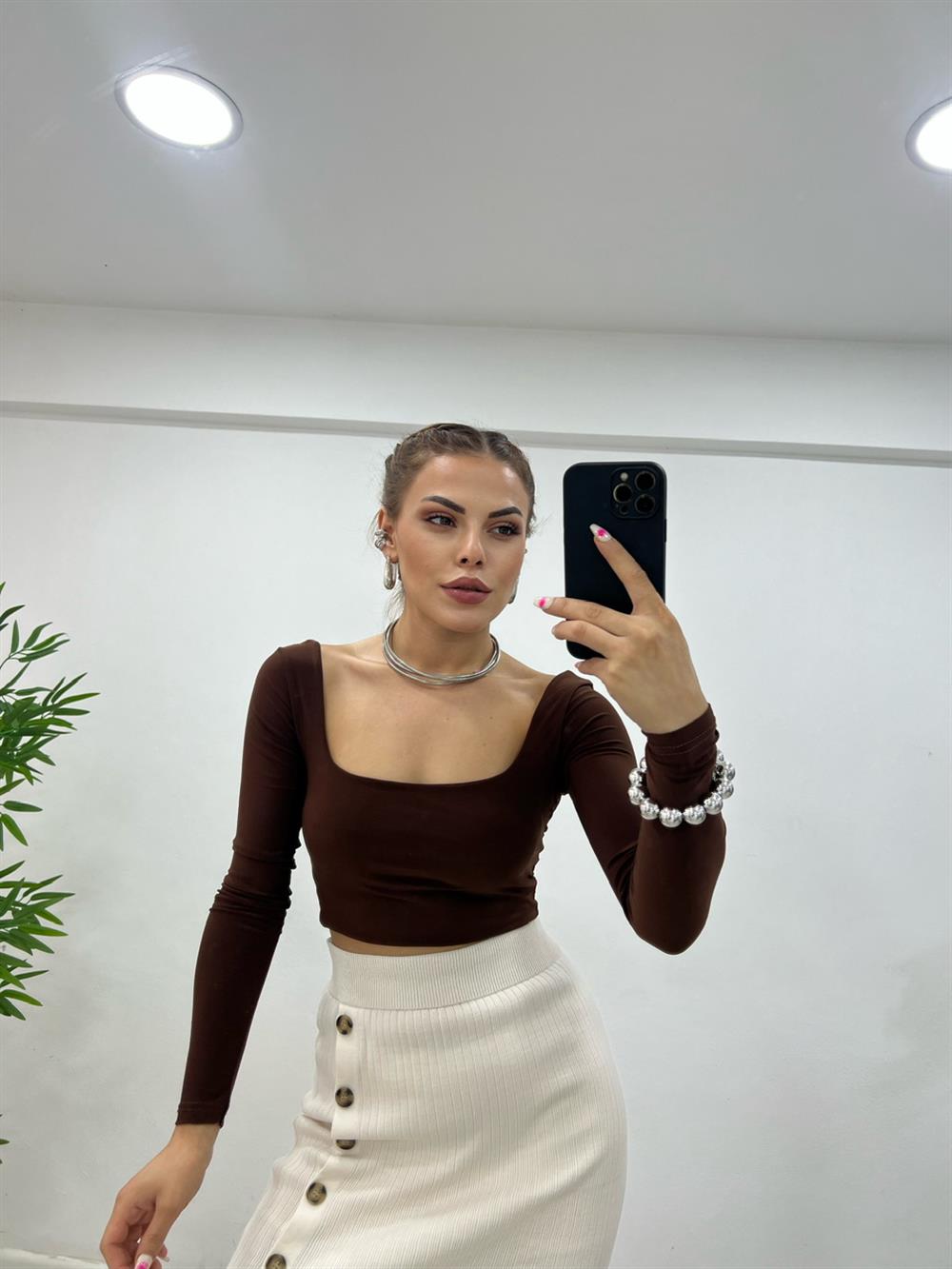 Kahverengi̇ Kare Yaka Uzun Kollu Crop