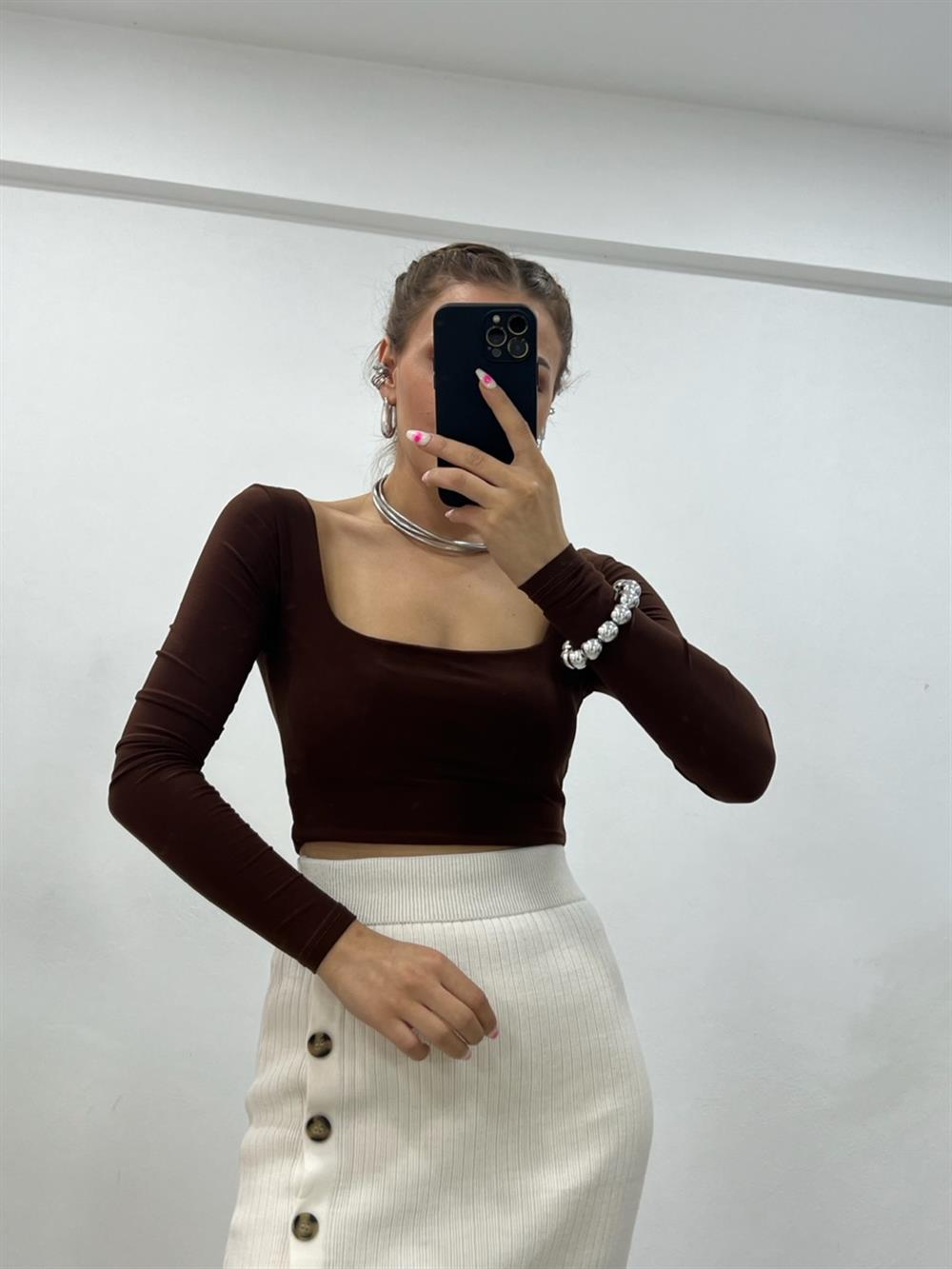 Kahverengi̇ Kare Yaka Uzun Kollu Crop