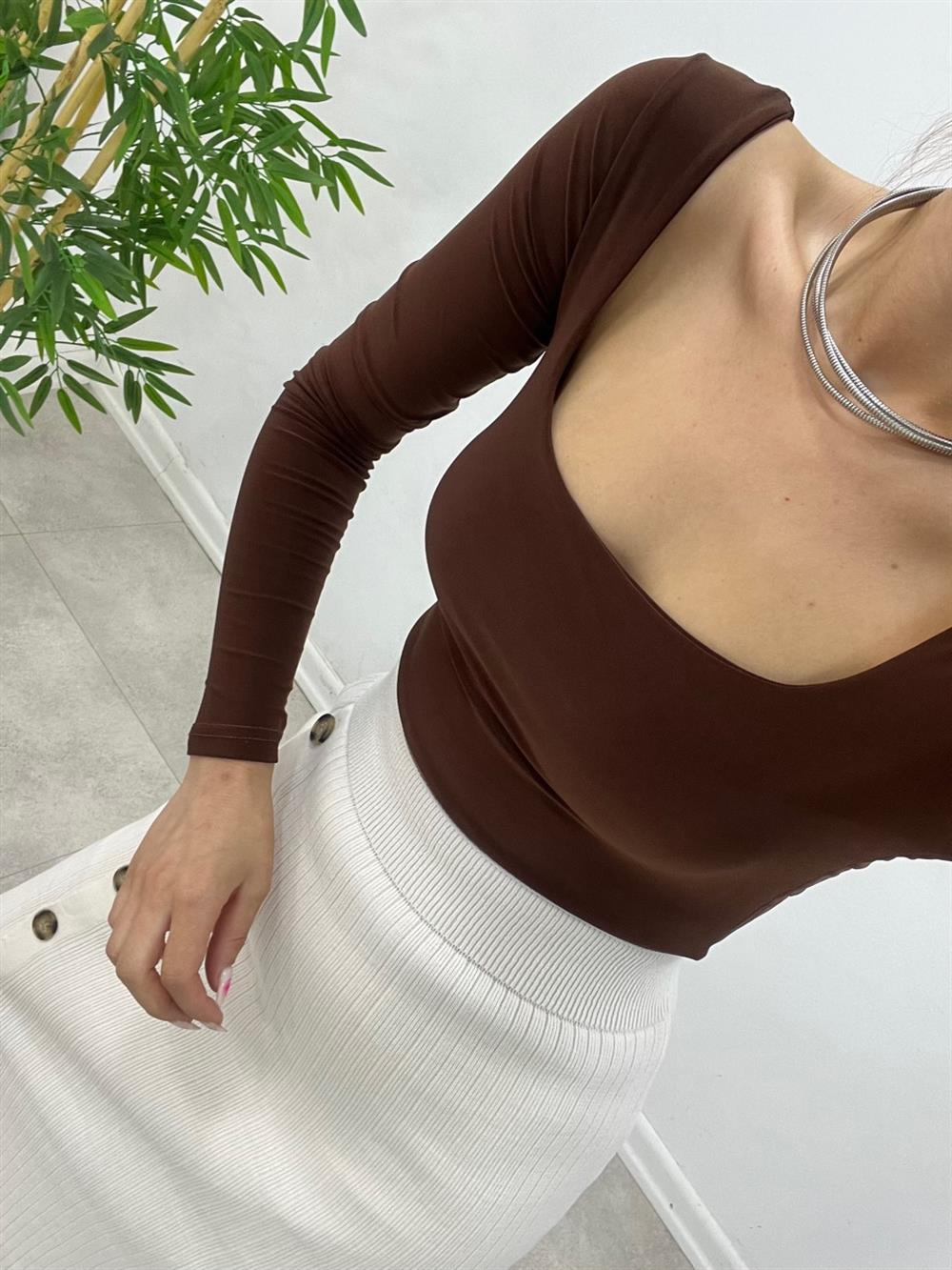 Kahverengi̇ Kare Yaka Uzun Kollu Crop