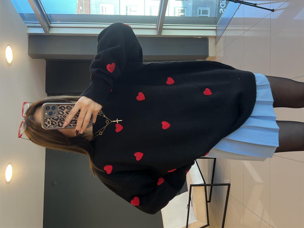 Kalp İşlemeli̇ Kazak Si̇yah