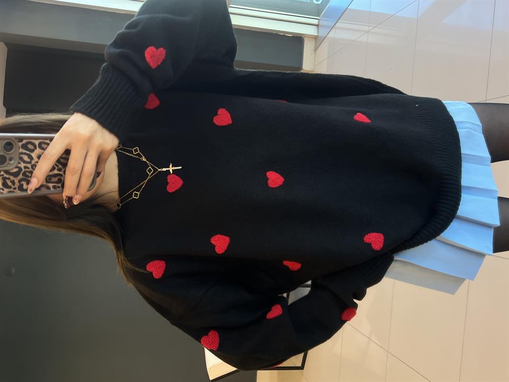 Kalp İşlemeli̇ Kazak Si̇yah