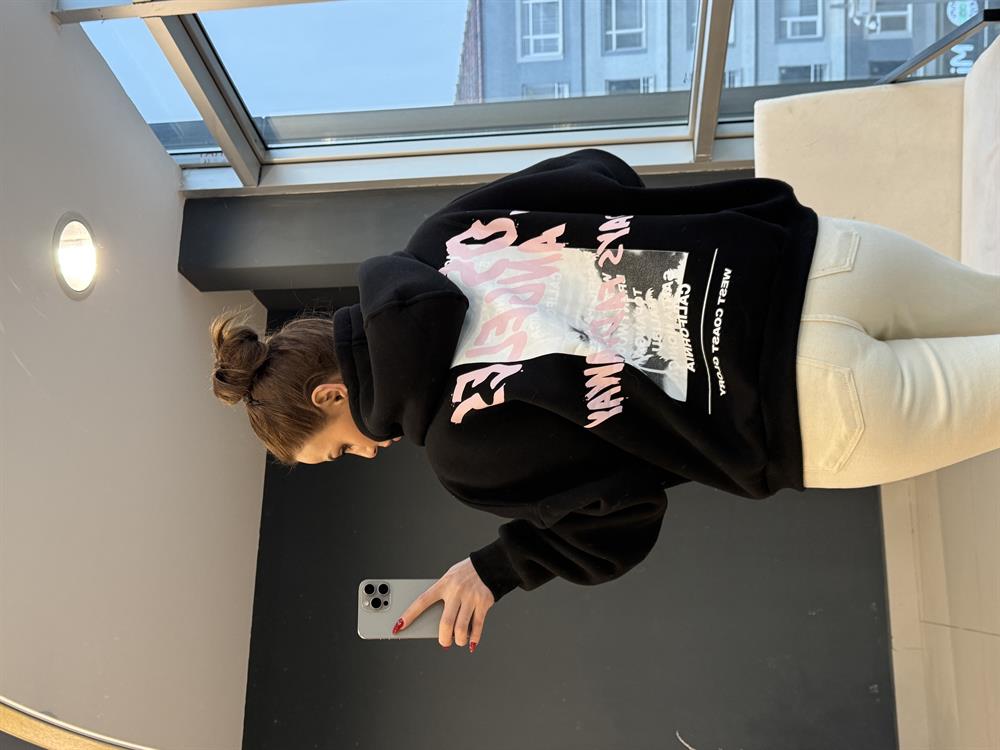 Kapşonlu Arkasi Desenli̇ Sweatshirt
