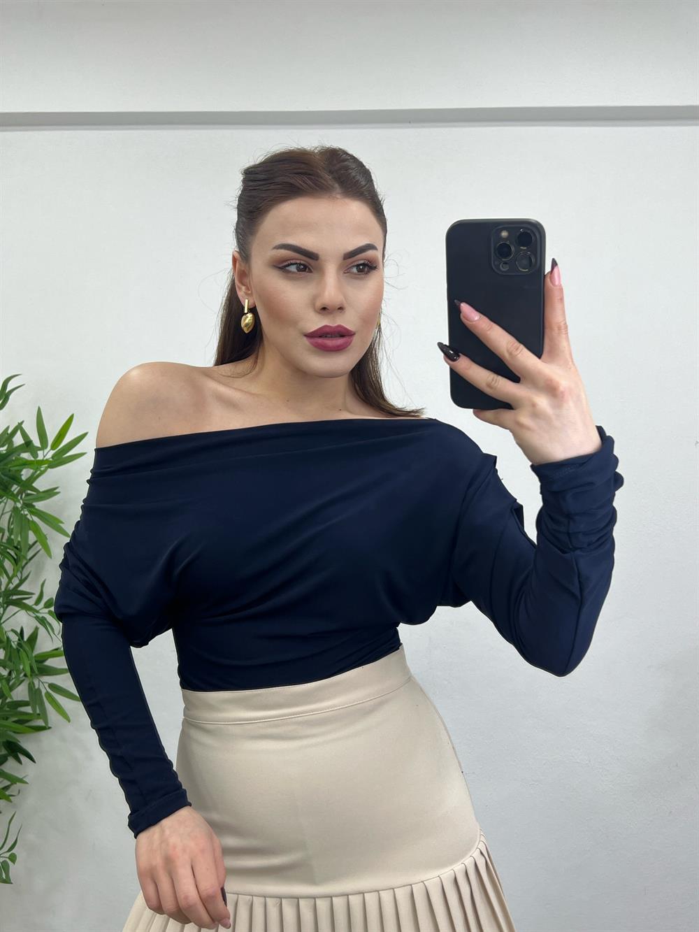 Kayik Yaka Drapeli̇ Li̇krali Tasarim Bluz Laci̇vert