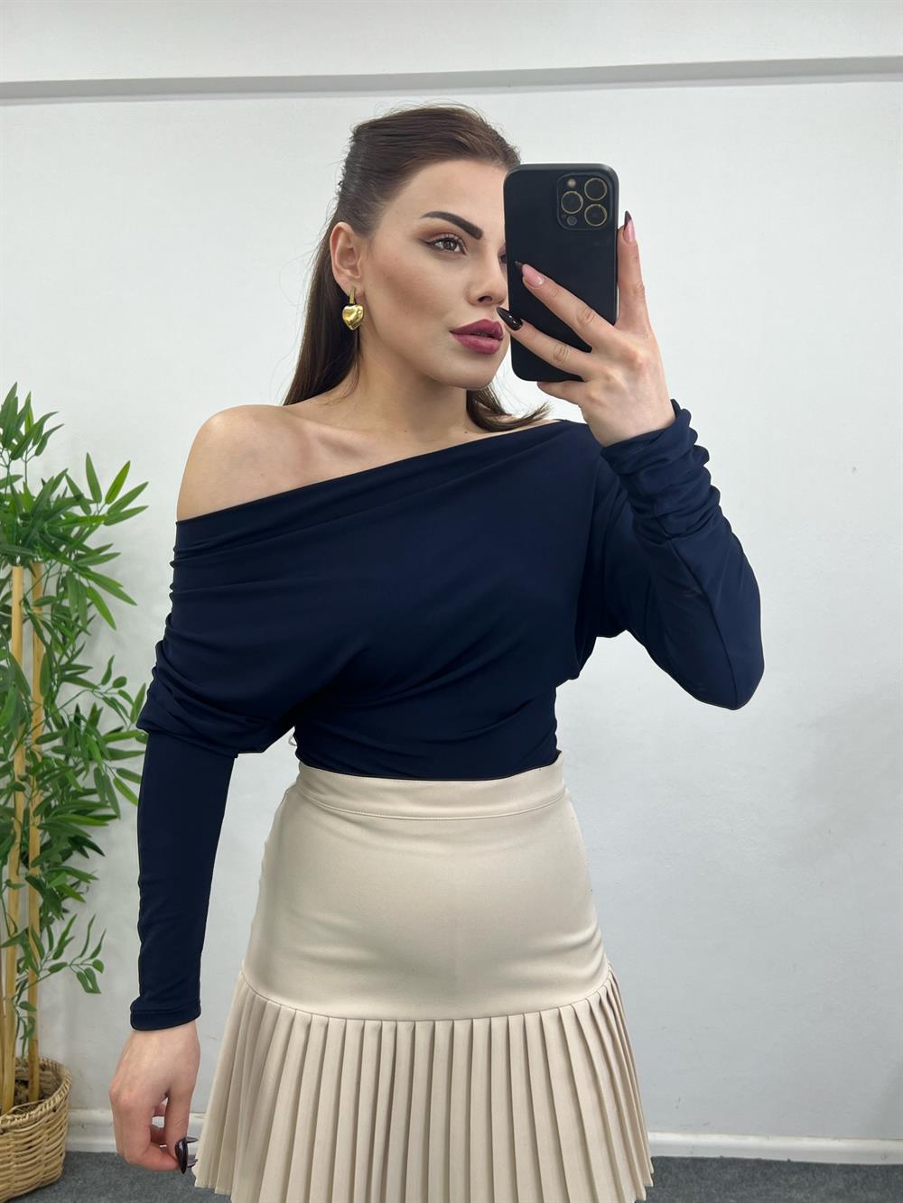 Kayik Yaka Drapeli̇ Li̇krali Tasarim Bluz Laci̇vert