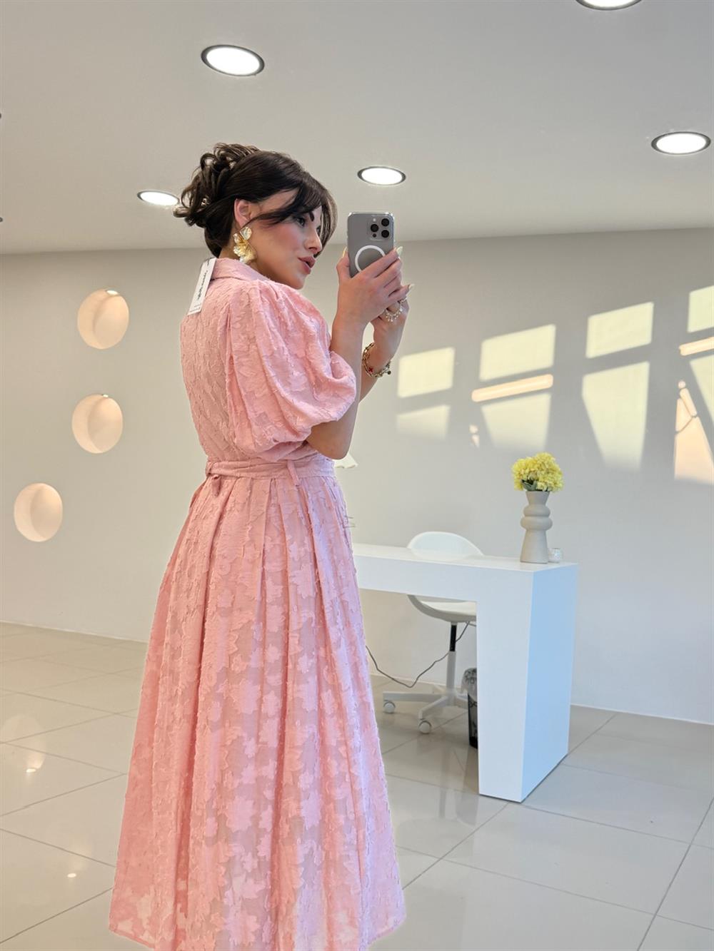 KEMERLİ İŞLEMELİ ELBİSE PEMBE