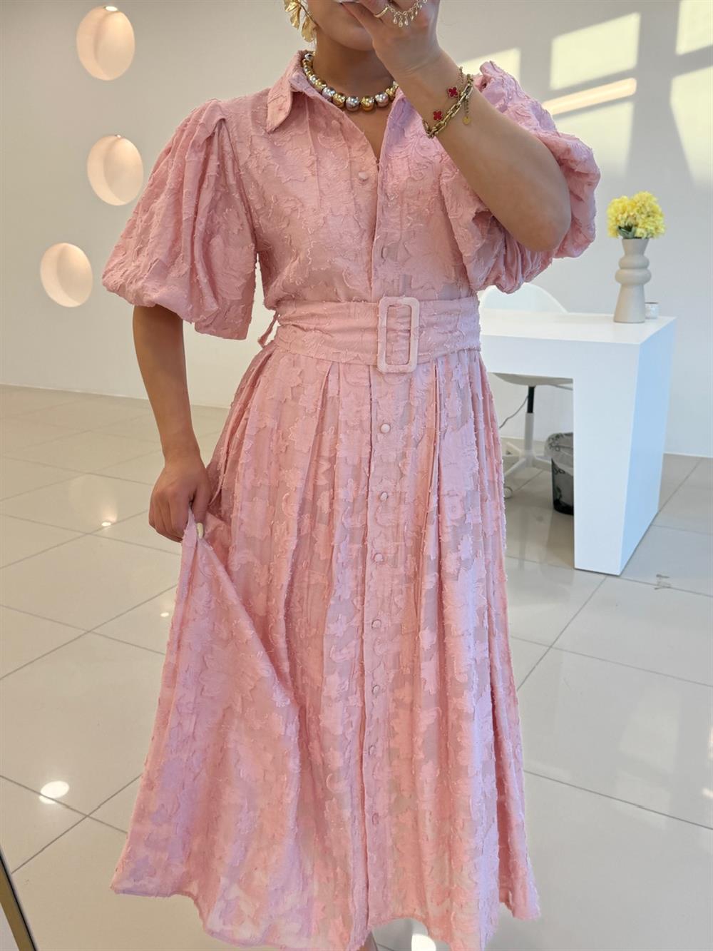 KEMERLİ İŞLEMELİ ELBİSE PEMBE
