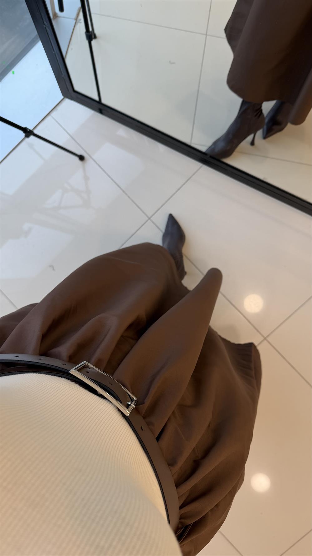 KENDİNDEN KEMERLİ ALT POPLİN KUMAŞ ELBİSE KAHVE