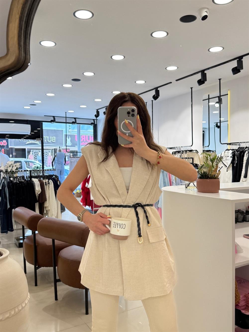 KENDİNDEN KEMERLİ OMUZLARI VATKALI KETEN YELEK EKRU