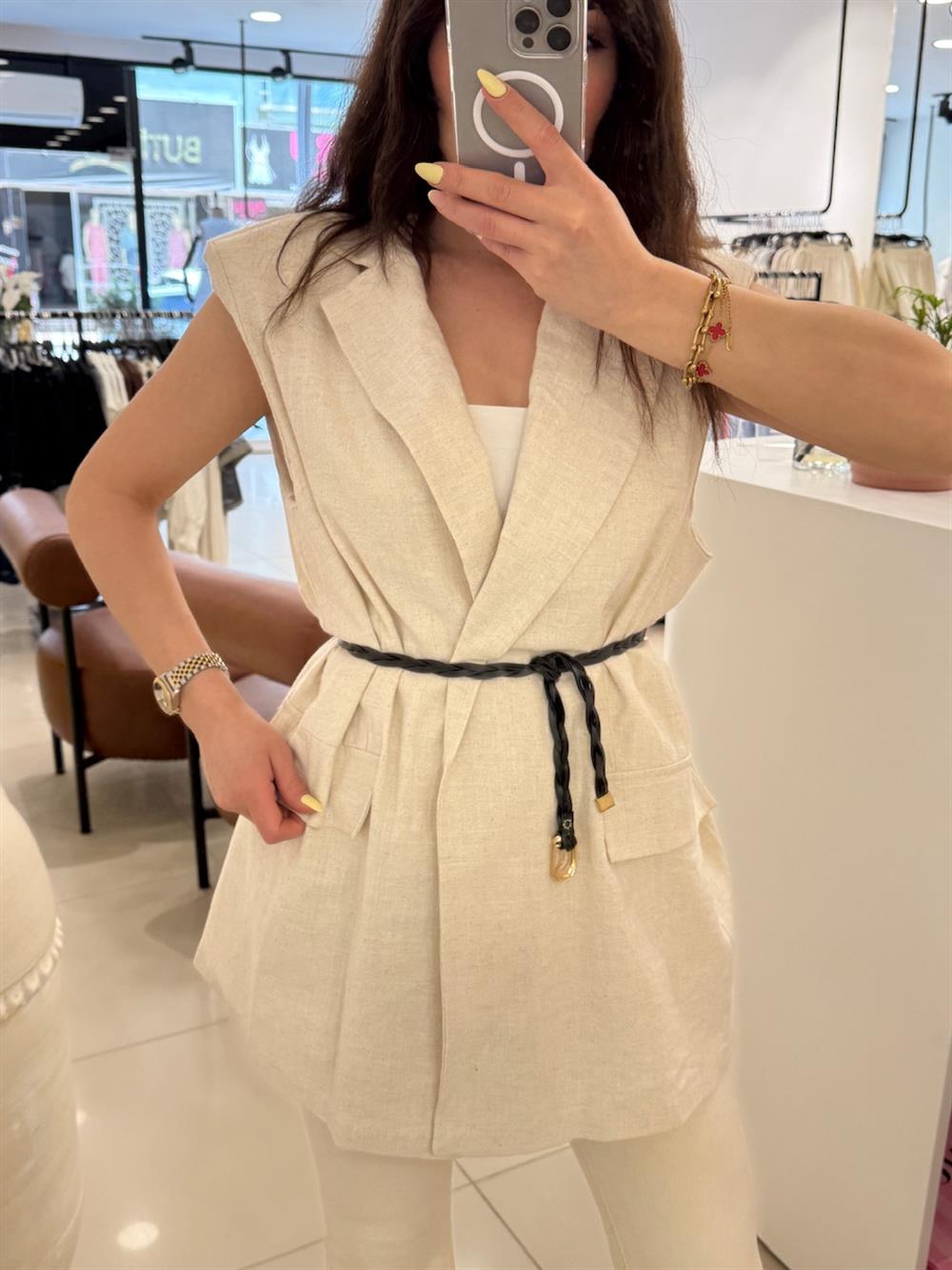 KENDİNDEN KEMERLİ OMUZLARI VATKALI KETEN YELEK EKRU