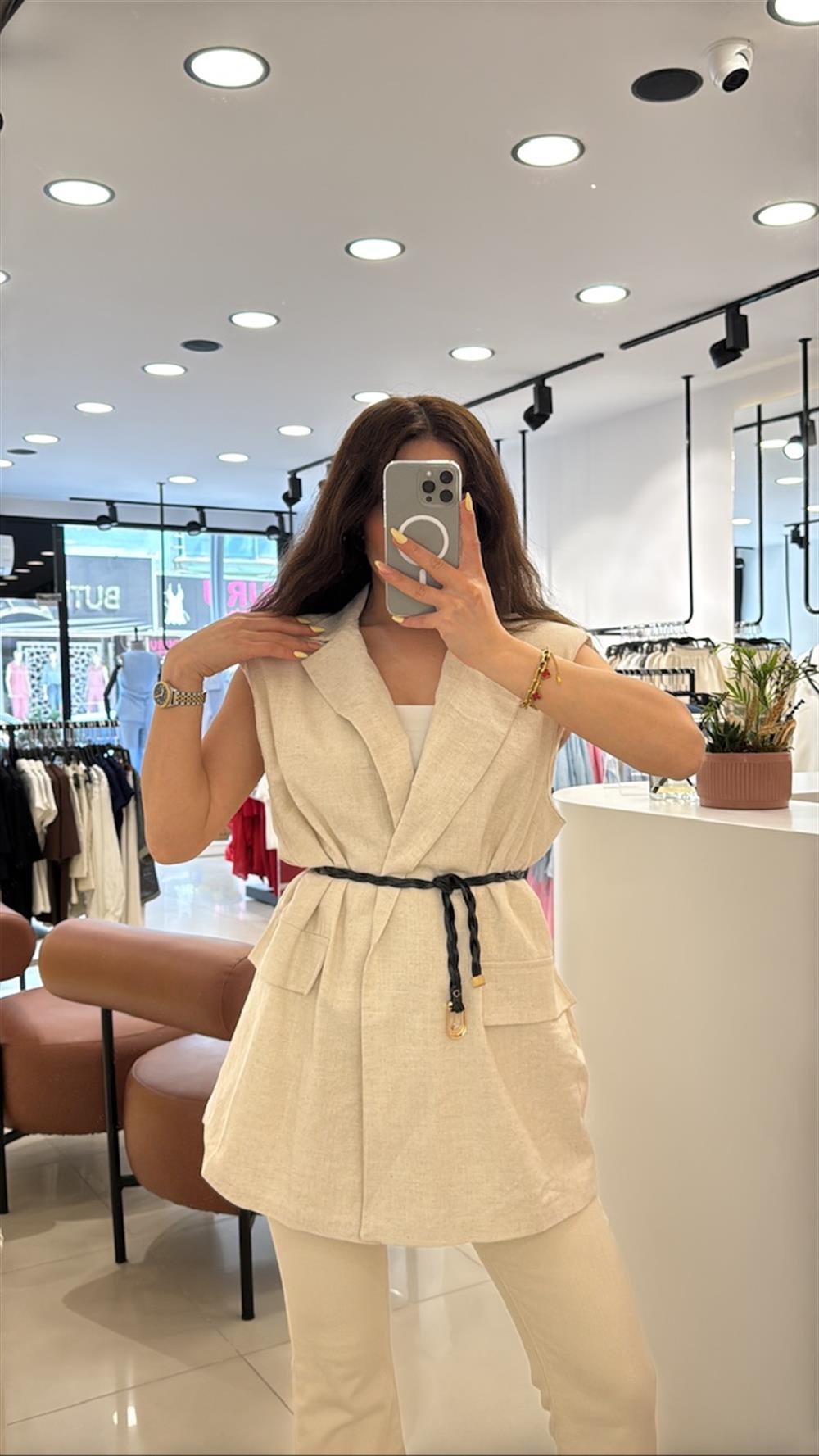 KENDİNDEN KEMERLİ OMUZLARI VATKALI KETEN YELEK EKRU