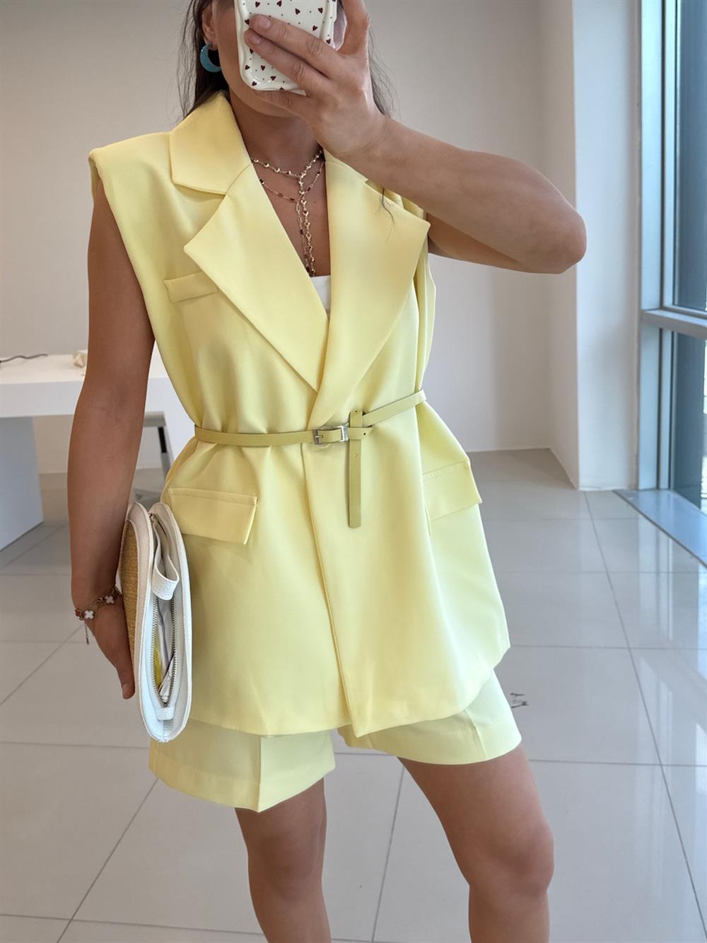 KENDİNDEN KEMERLİ VATKALI YELEK SARI