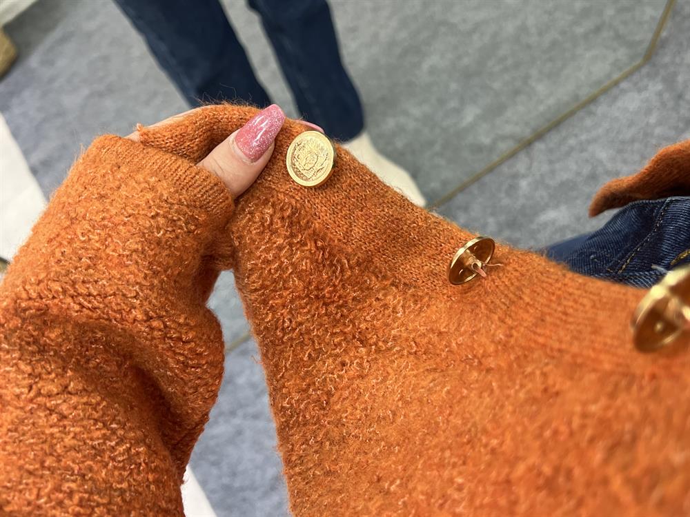 Ki̇remi̇t Rengi̇ Gold Düğmeli̇ Yumoş Hirka