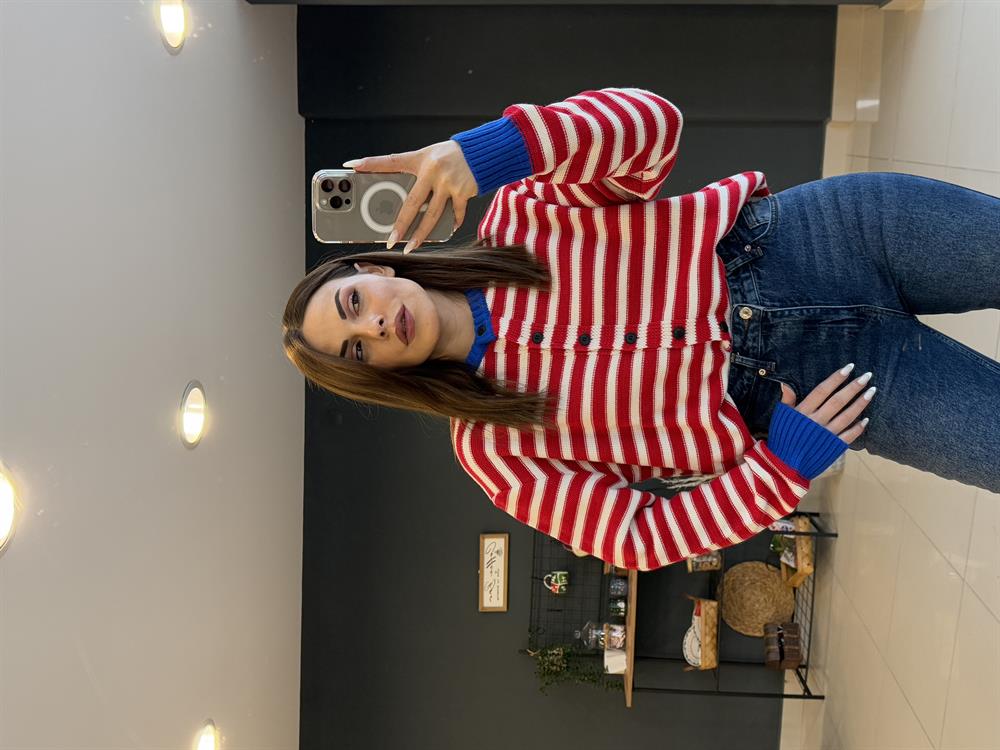 Kirmizi Çi̇zgi̇li̇ Düğmeli̇ Hirka