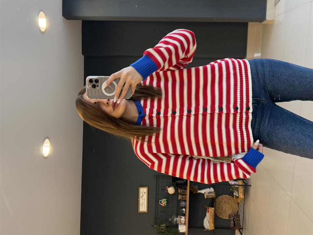 Kirmizi Çi̇zgi̇li̇ Düğmeli̇ Hirka