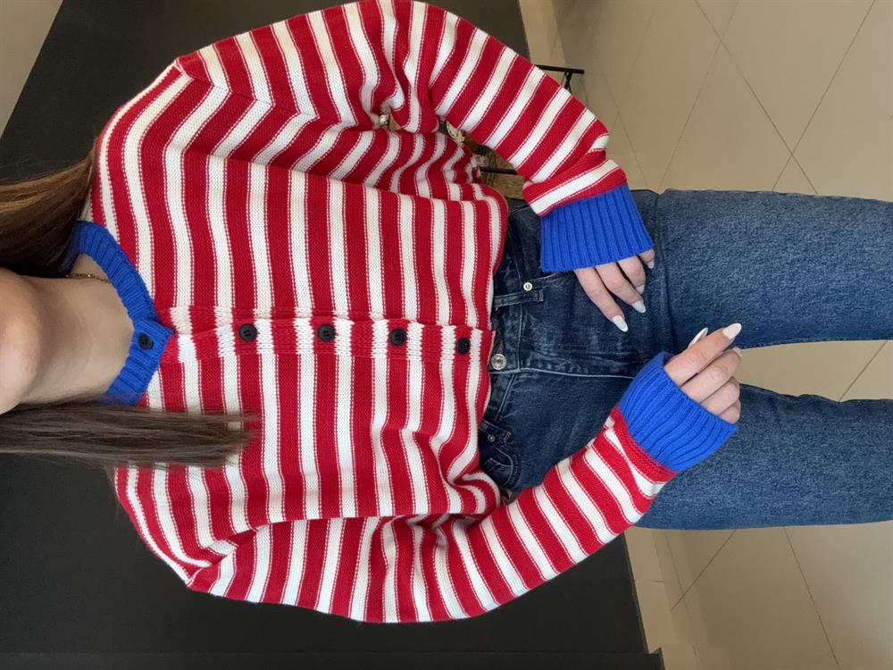 Kirmizi Çi̇zgi̇li̇ Düğmeli̇ Hirka