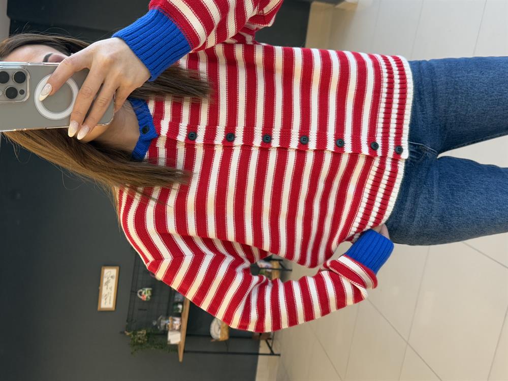 Kirmizi Çi̇zgi̇li̇ Düğmeli̇ Hirka