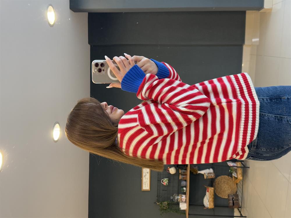 Kirmizi Çi̇zgi̇li̇ Düğmeli̇ Hirka