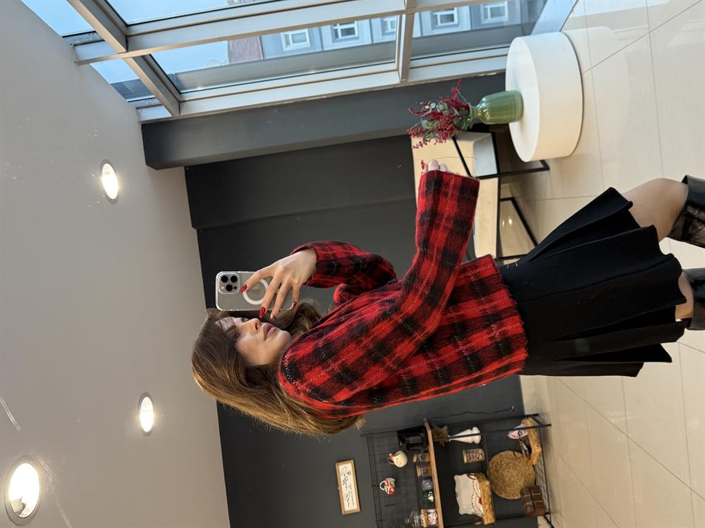 Kirmizi Desenli̇ Yumoş Hirka