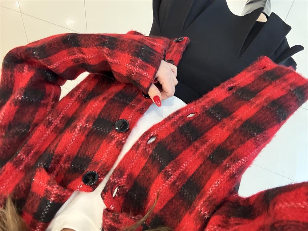 Kirmizi Desenli̇ Yumoş Hirka