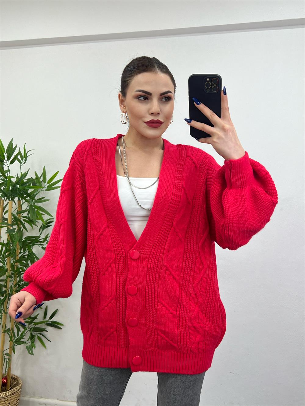 Kirmizi Düğmeli̇ Örgü Hirka