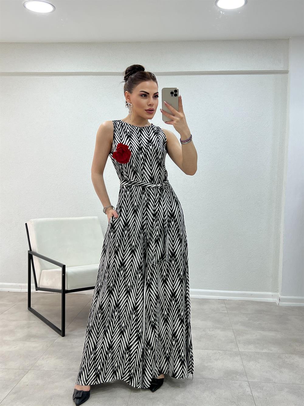 Kirmizi Gül Detayli Desenli̇ Bol Paça Tulum