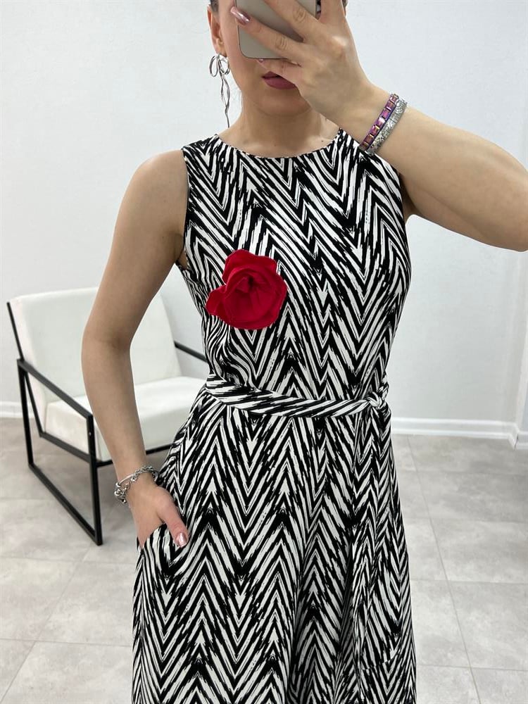 Kirmizi Gül Detayli Desenli̇ Bol Paça Tulum
