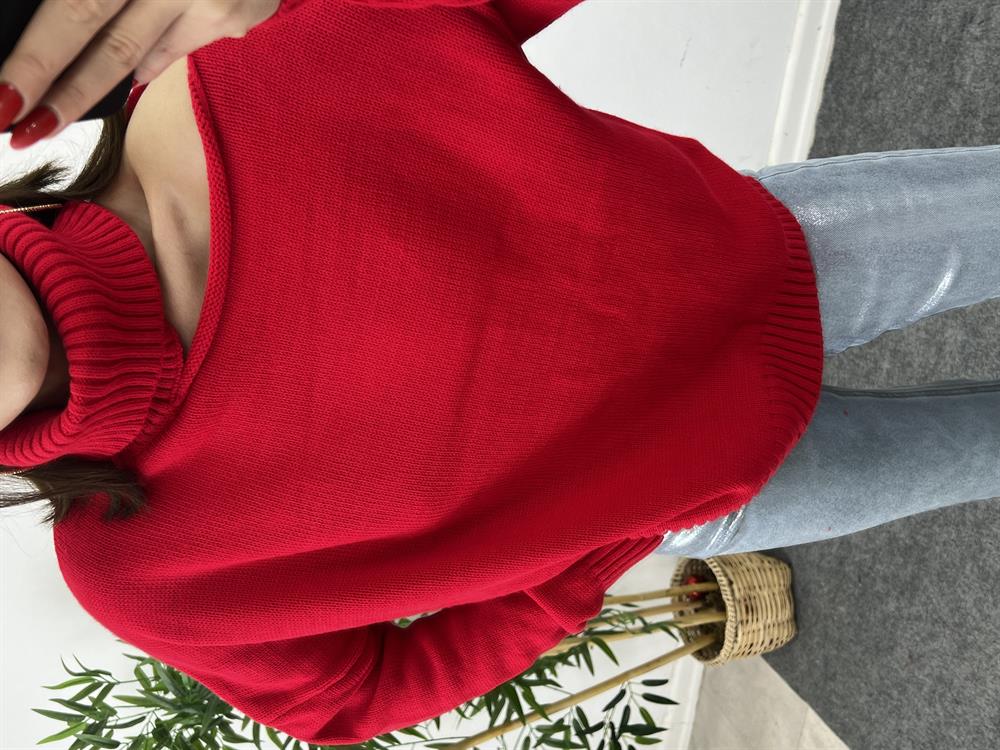 Kirmizi Omuz Detayli Boğazli Tri̇ko Kazak