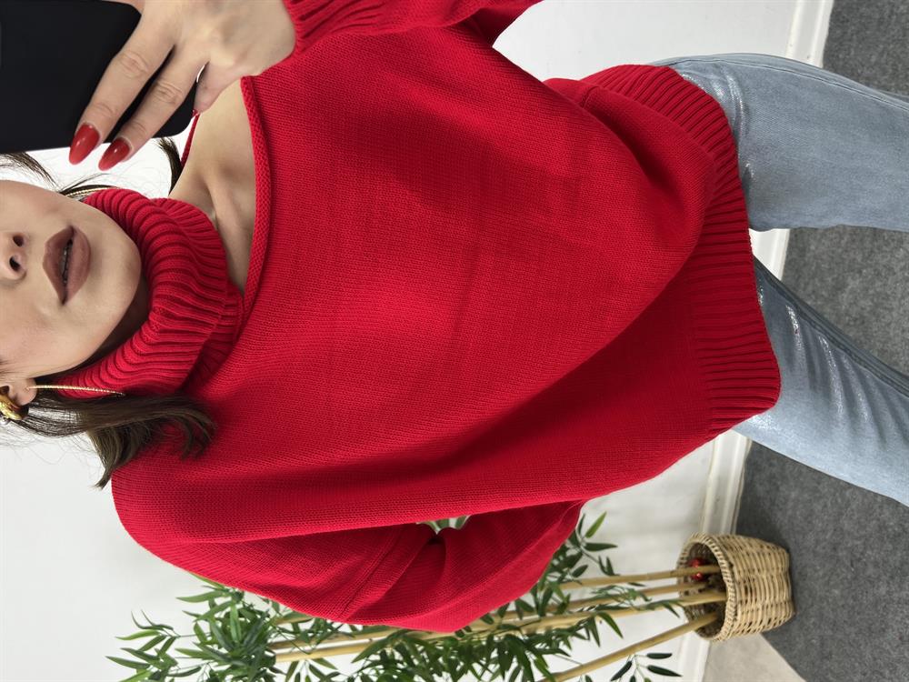 Kirmizi Omuz Detayli Boğazli Tri̇ko Kazak