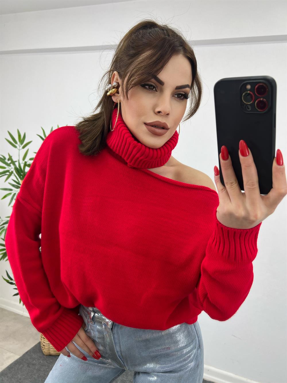 Kirmizi Omuz Detayli Boğazli Tri̇ko Kazak