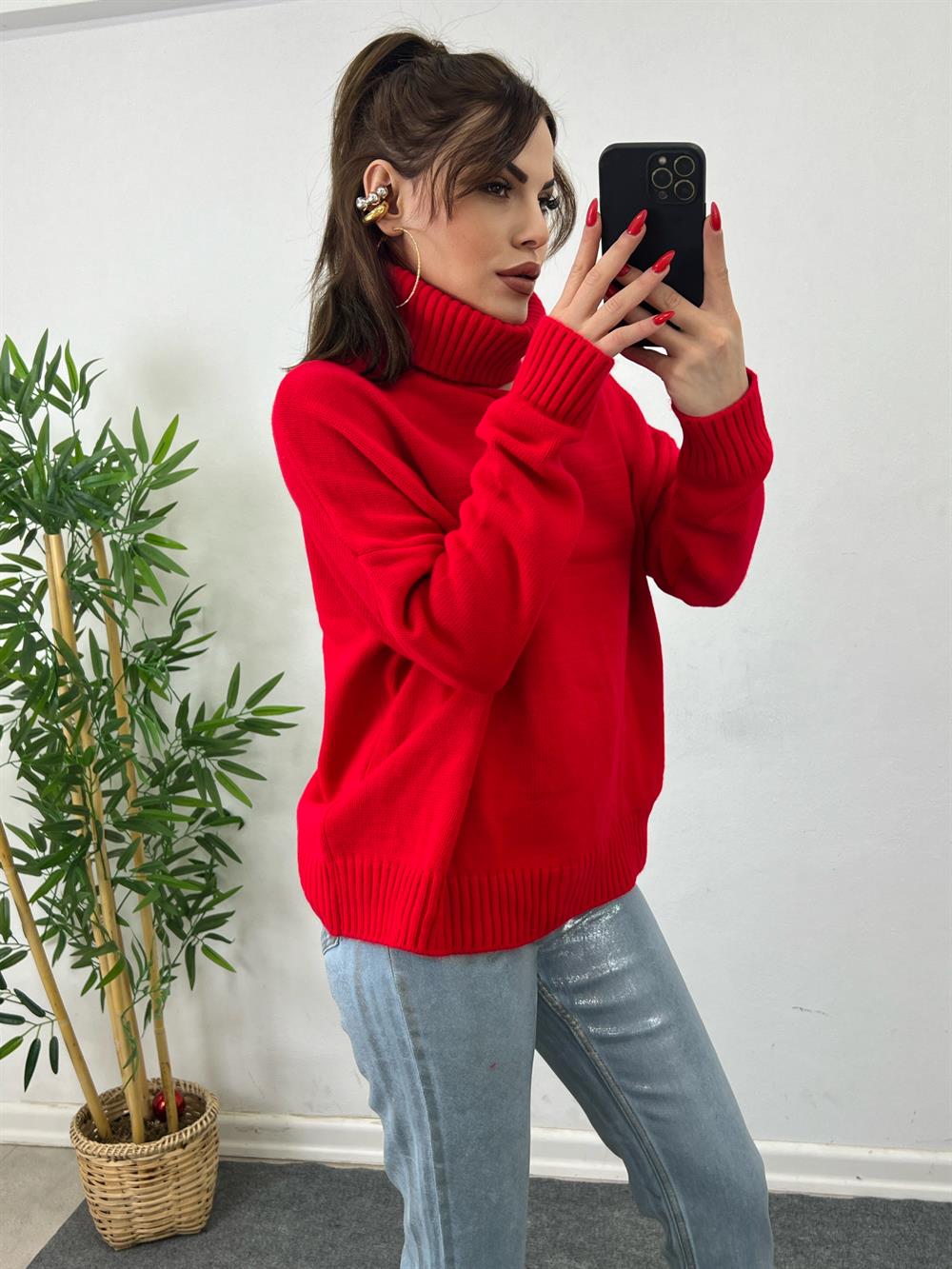 Kirmizi Omuz Detayli Boğazli Tri̇ko Kazak