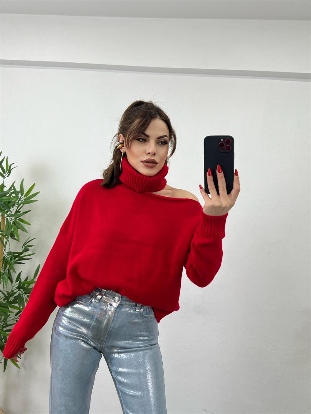 Kirmizi Omuz Detayli Boğazli Tri̇ko Kazak