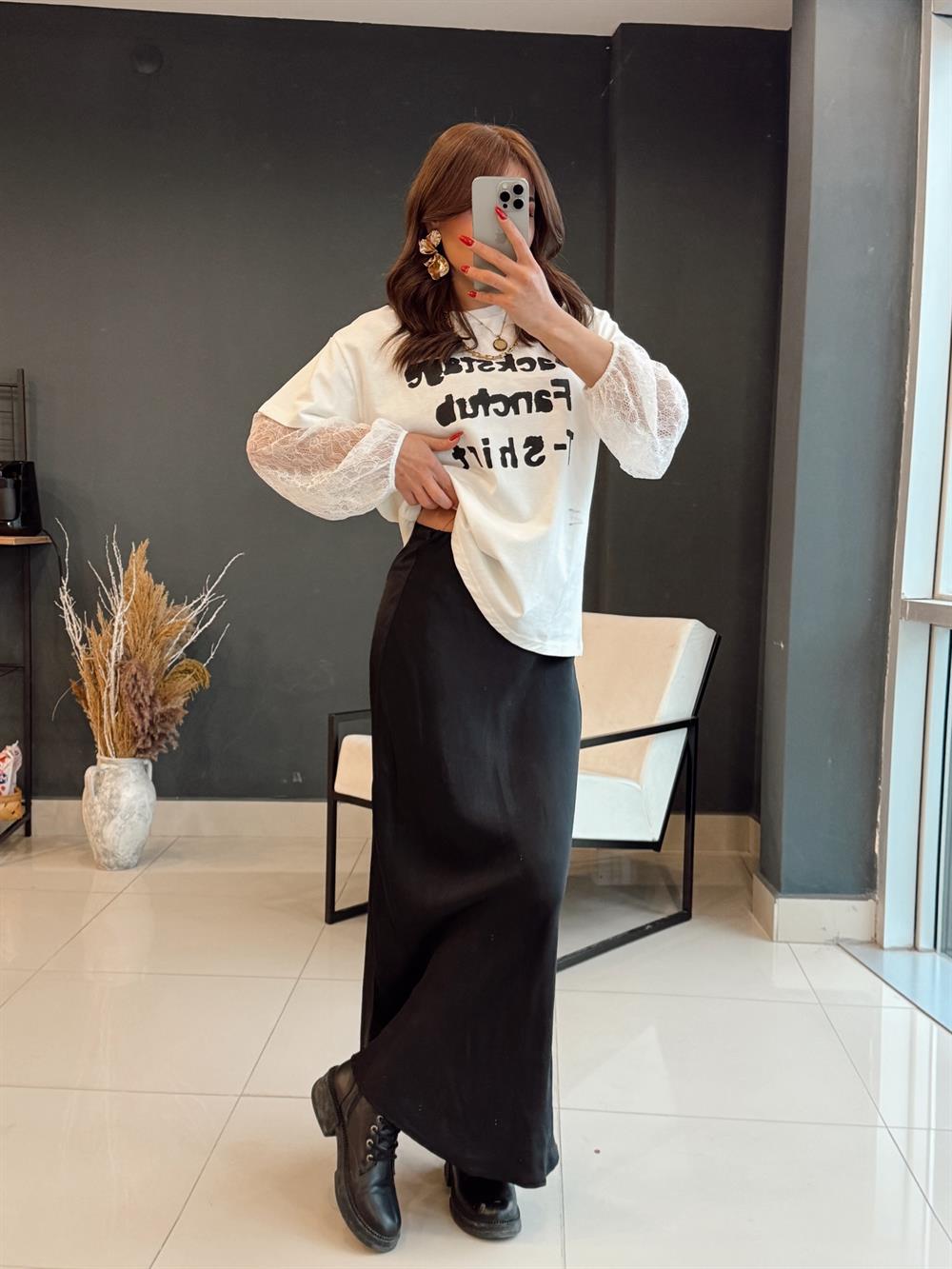 Kollari Dantelli̇ Tasarim Thi̇şört