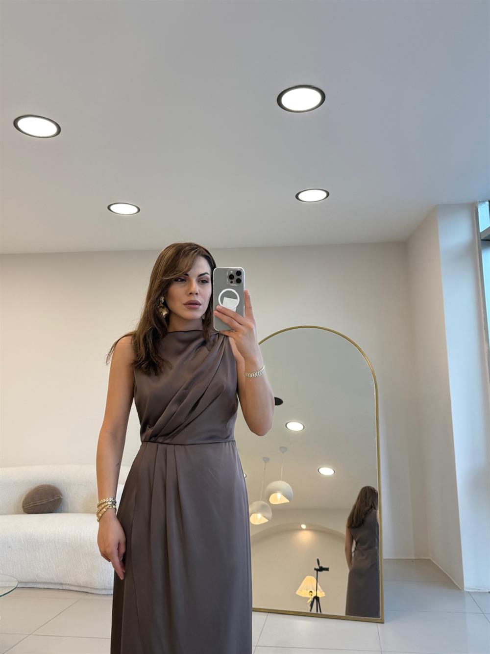 KOLSUZ KRUVAZE SATEN ELBİSE KAHVE