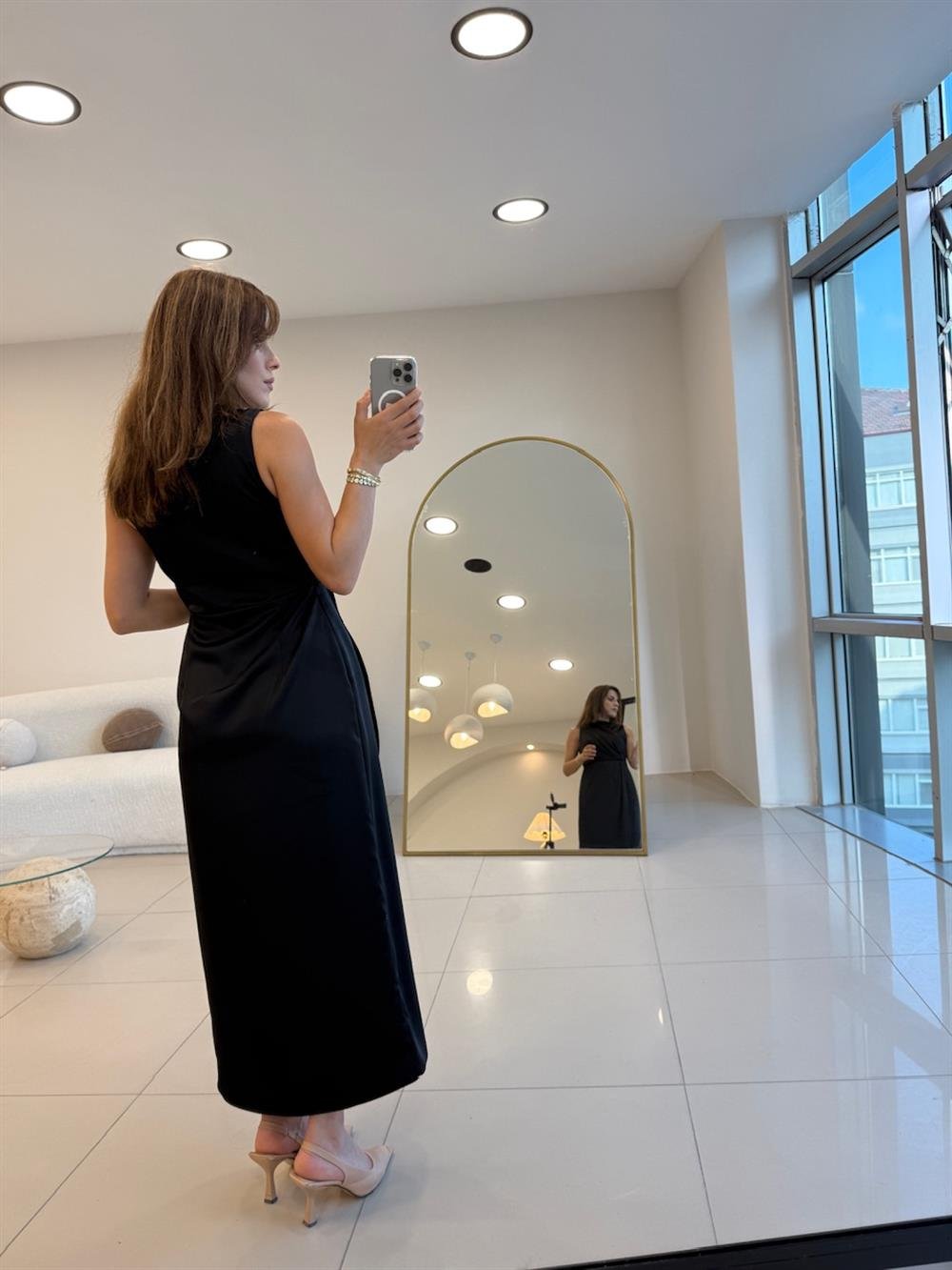 KOLSUZ KRUVAZE SATEN ELBİSE SİYAH