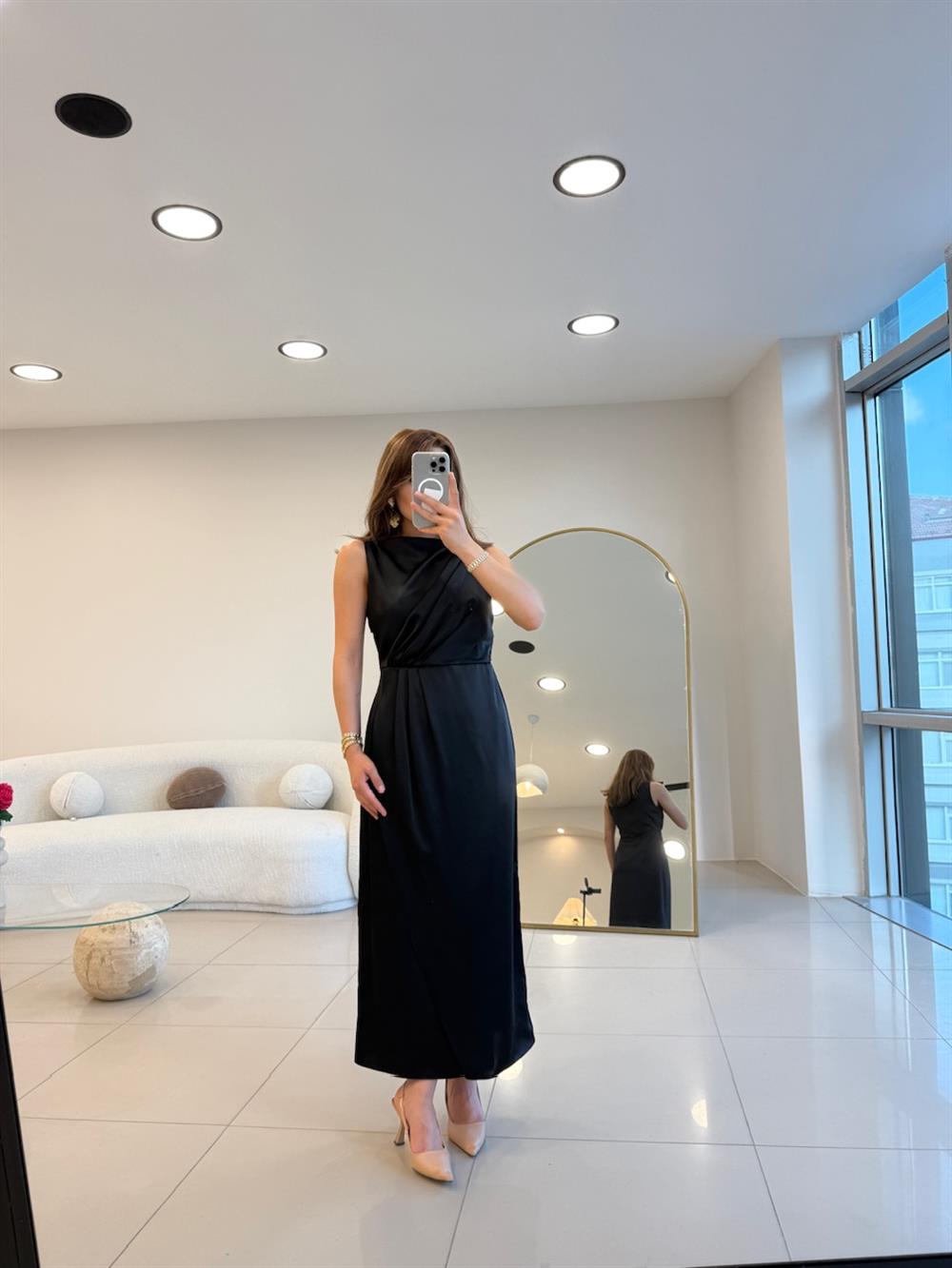 KOLSUZ KRUVAZE SATEN ELBİSE SİYAH