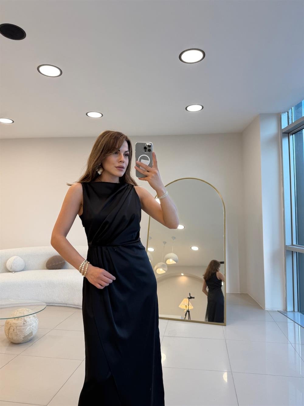 KOLSUZ KRUVAZE SATEN ELBİSE SİYAH