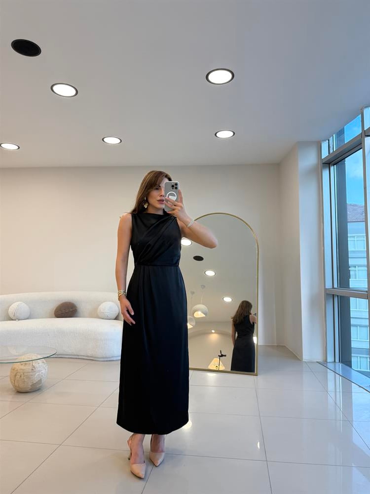 KOLSUZ KRUVAZE SATEN ELBİSE SİYAH