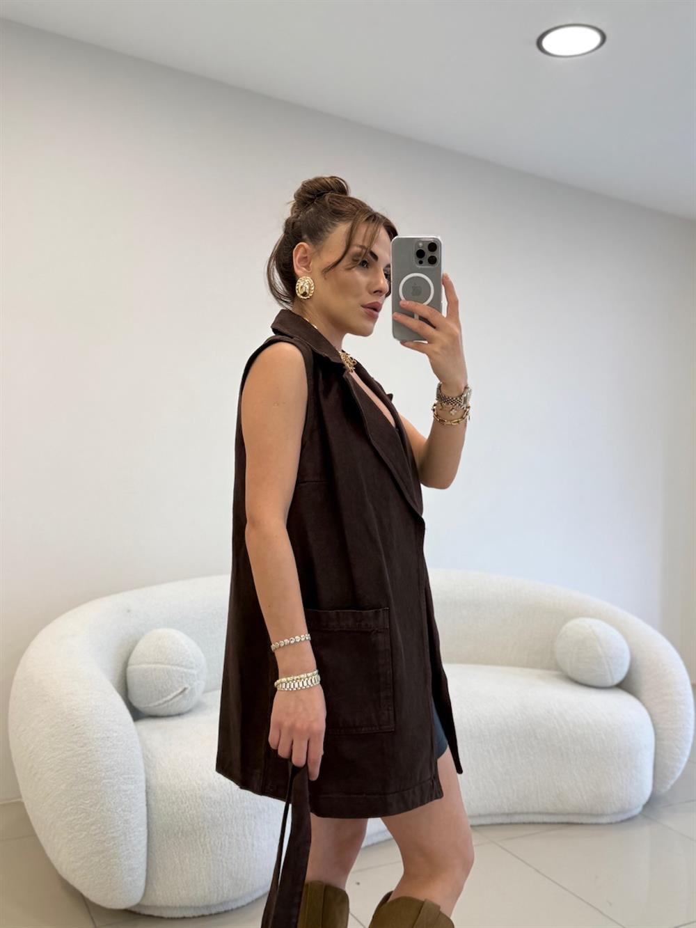 KUŞAKLI UZUN DENİM YELEK ACI KAHVE ( ÜRÜN ÖN SİPARİŞTİR. TESLİM TARİHİ 10-11-2025)