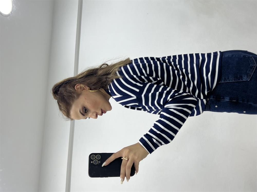 Laci̇vert Çi̇zgi̇li̇ Düğme Detayli Bluz