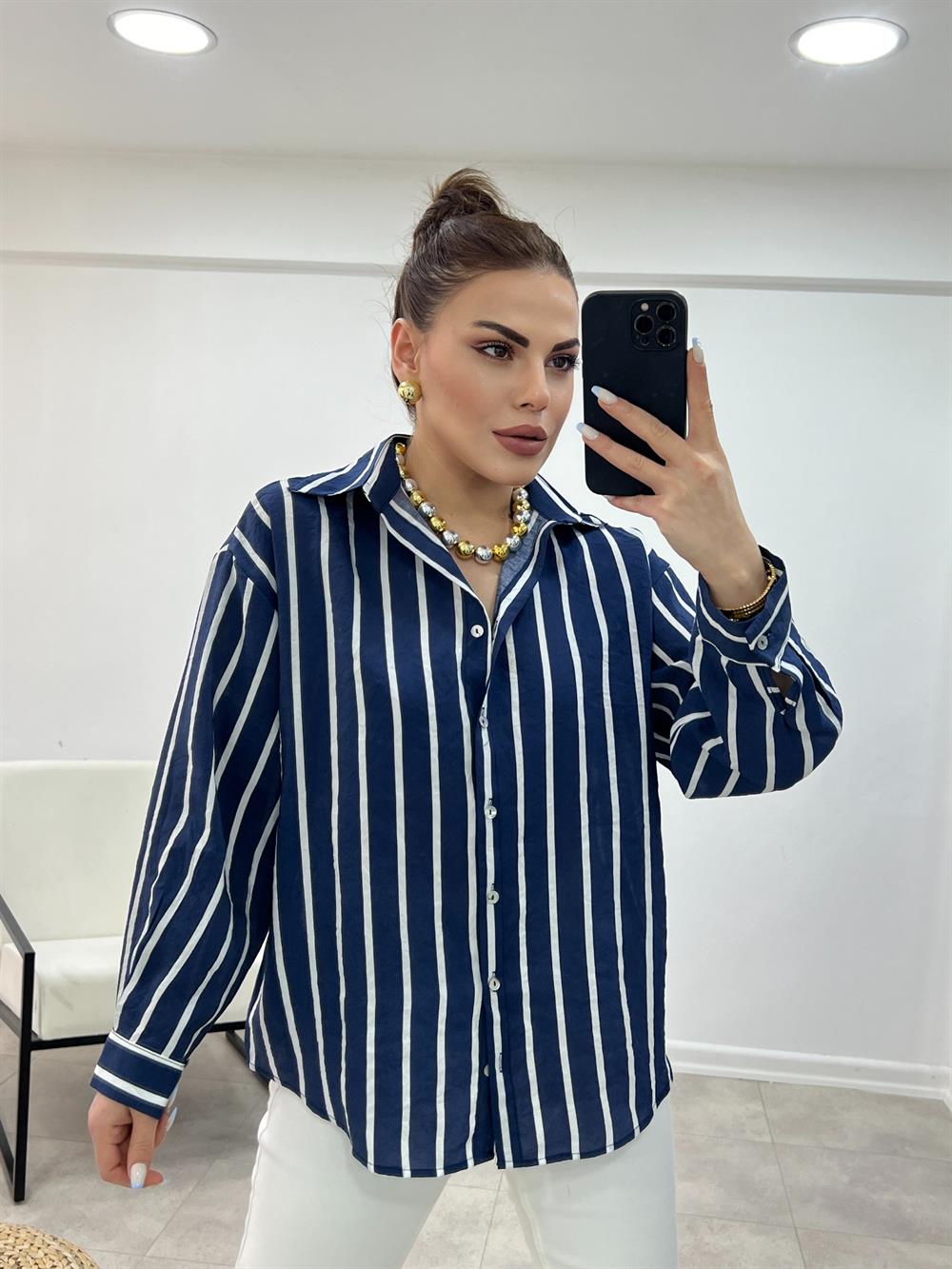 Laci̇vert Üzeri̇ Beyaz Çi̇zgi̇li̇ Gömlek