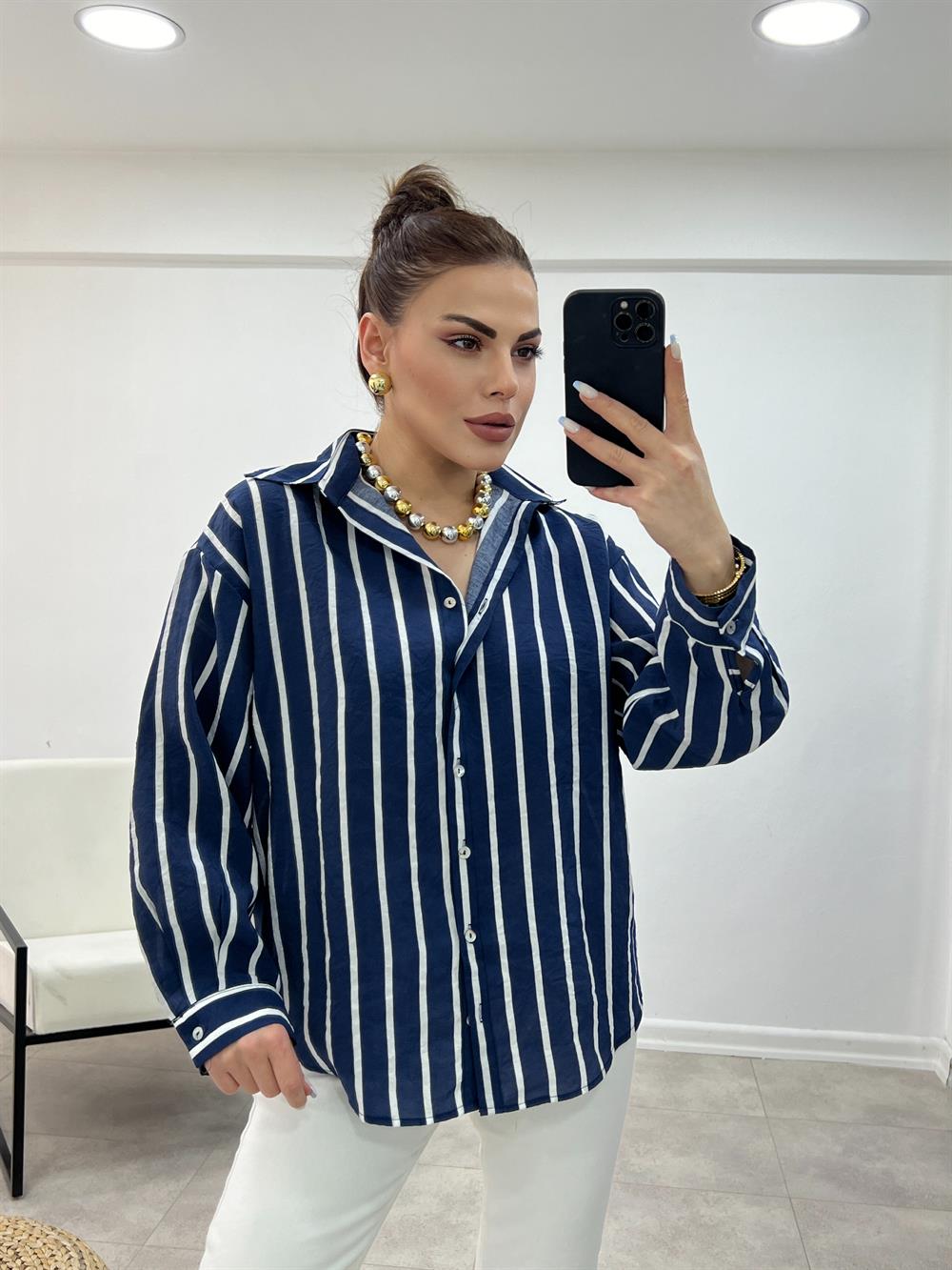Laci̇vert Üzeri̇ Beyaz Çi̇zgi̇li̇ Gömlek