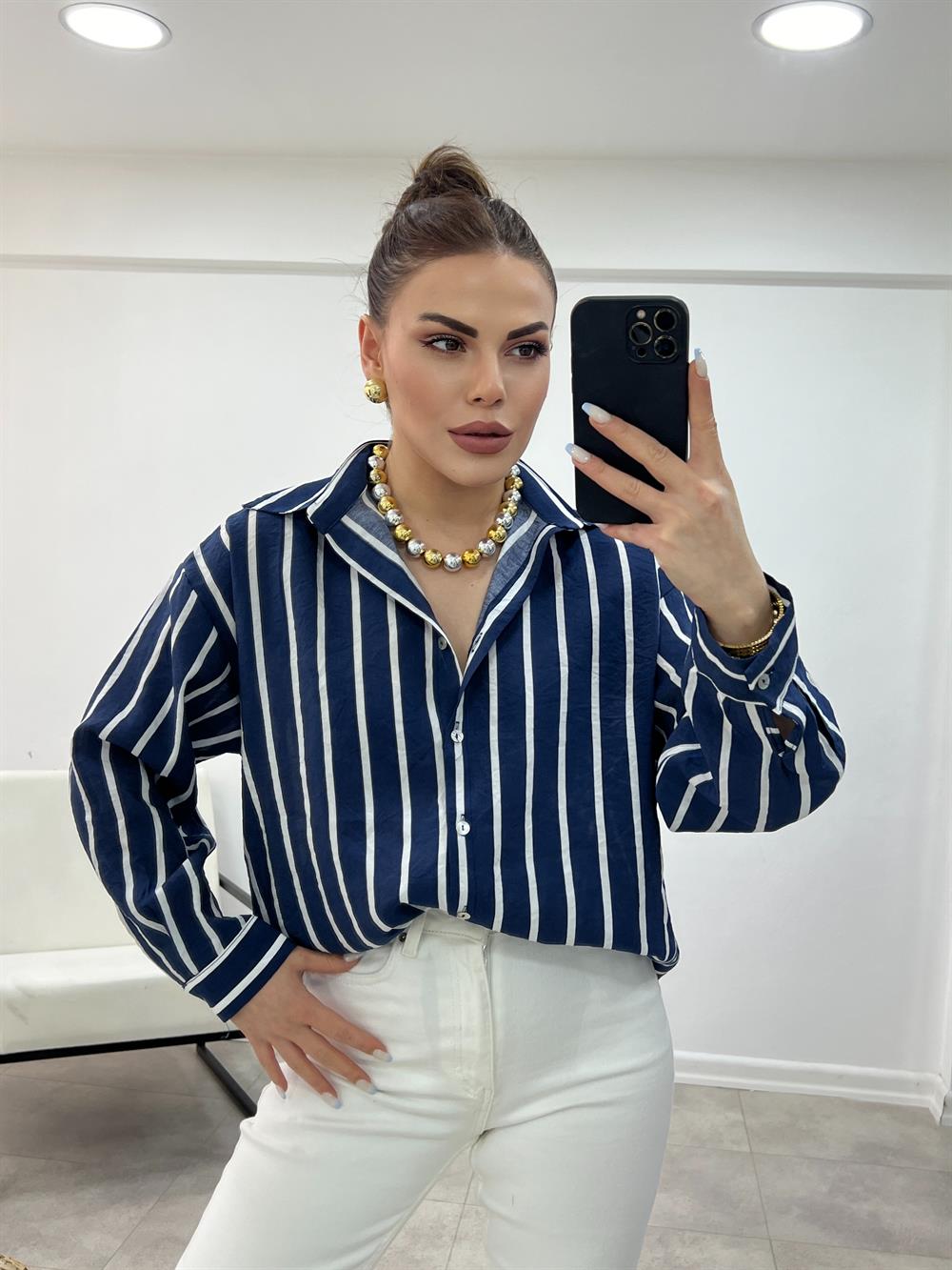 Laci̇vert Üzeri̇ Beyaz Çi̇zgi̇li̇ Gömlek