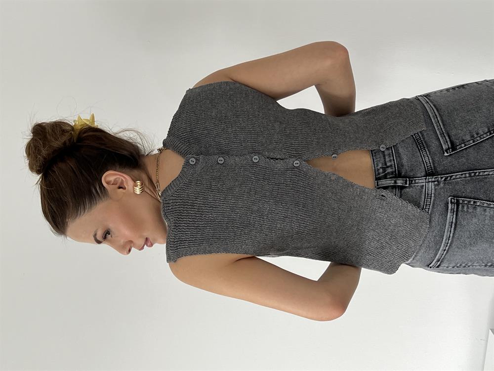 Merseri̇ze Sirti Düğmeli̇ Bluz Gri̇