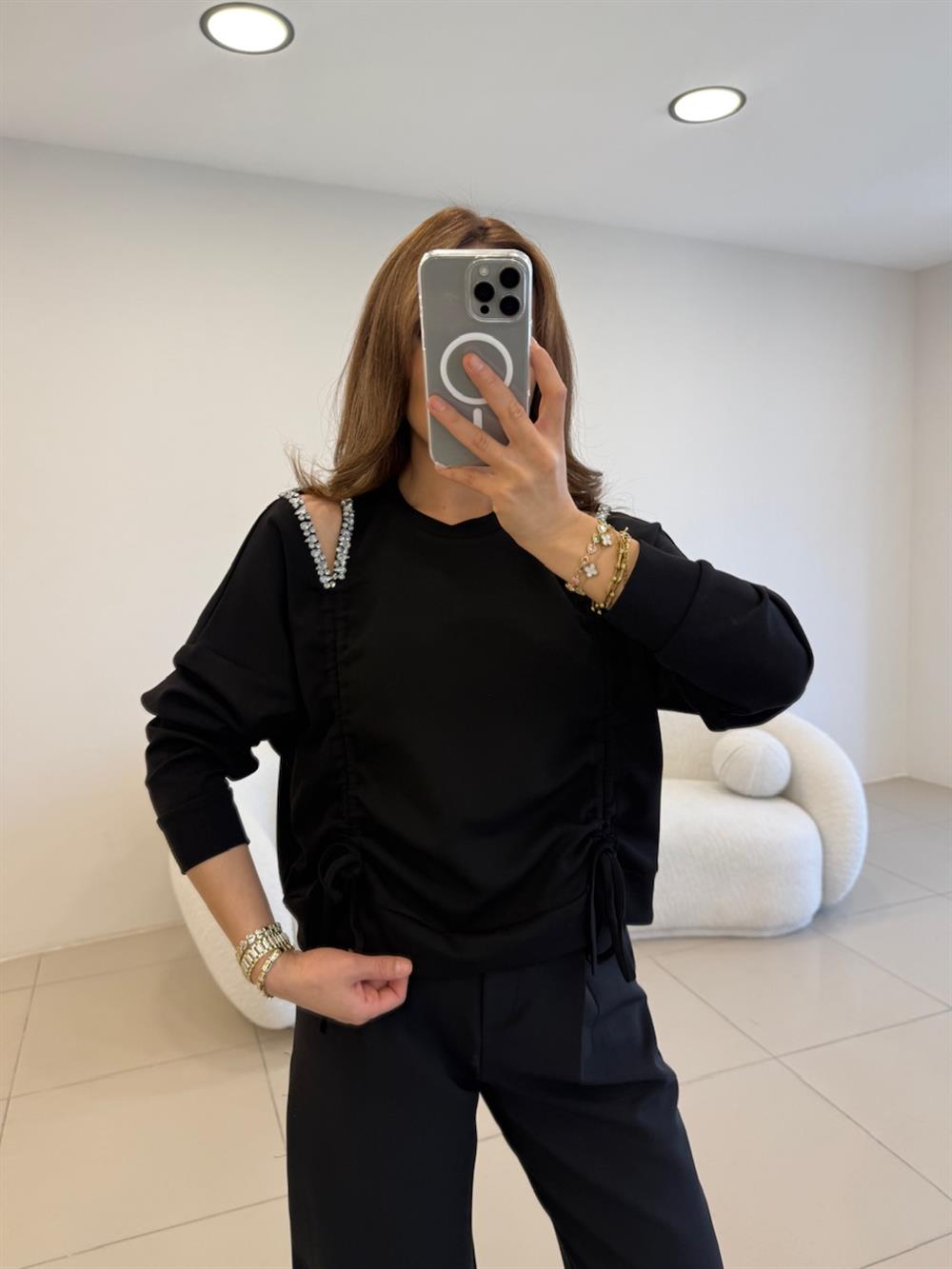 OMUZ DEKOLTELİ VE TAŞ DETAYLI SWEAT SİYAH