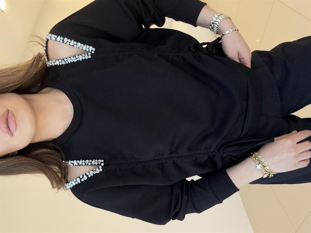 OMUZ DEKOLTELİ VE TAŞ DETAYLI SWEAT SİYAH